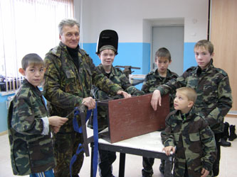 Александр Сабиров с ребятами мастерят санки