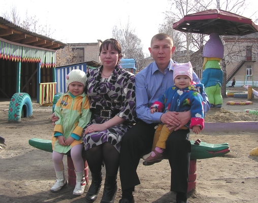 Юлия и Болат Тюменовы с дочками Дианой и Алиной