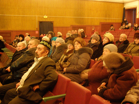 Во время отчета главы города С. Б. Фадеева в кинотеатре «Россия»