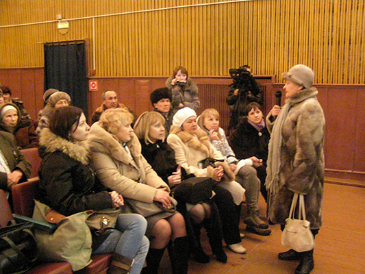 Во время отчета главы города С. Б. Фадеева в кинотеатре «Россия»