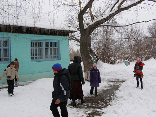 На школьном дворе села Григорьевка