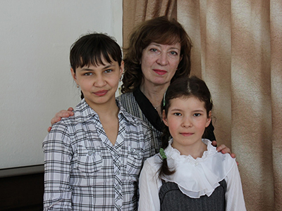 Надежда Стротечук и Камилла Халилова с преподавателем Верой Николаевной Клевцовой