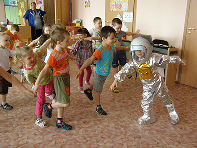 В детском саду «Колобок» - День космонавтики. Какой же малыш откажется почувствовать себя настоящим космонавтом и испытать ощущение невесомости, удерживая равновесие на одной ноге