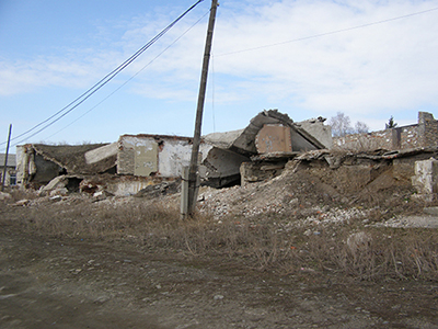 Разрушенное здание старой общественной бани на улице Некрасова