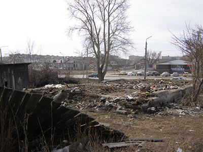 На месте снесенного дома на углу улиц Ленина и Лесная скопилось много мусора