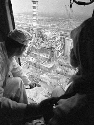 На борту вертолета, зависшего над разрушенным энергоблоком Чернобыльской АЭС 