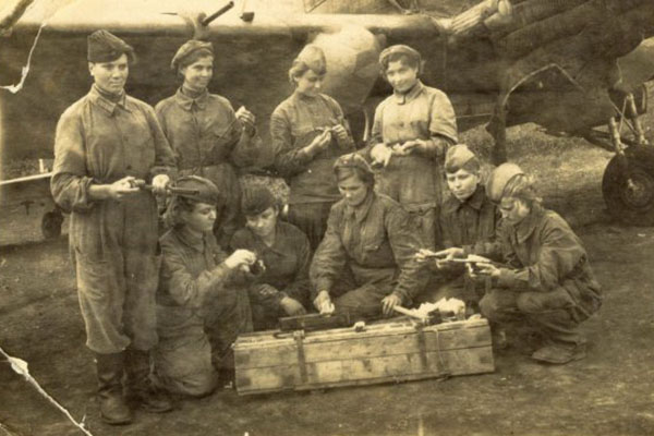 Девушки-оружейницы на занятиях по обеспечению боевым снаряжением самолета