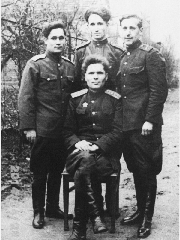 Иван Михайлович Федоров сидит в центре. 1 января 1946 год