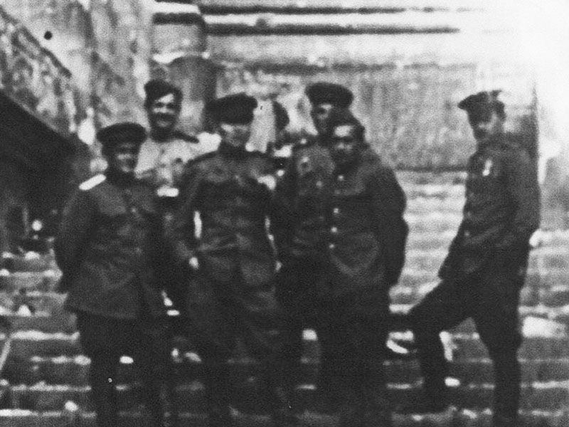На крыльце Рейхстага. Иван Михайлович Федоров в центре, рука в кармане. 1945 год