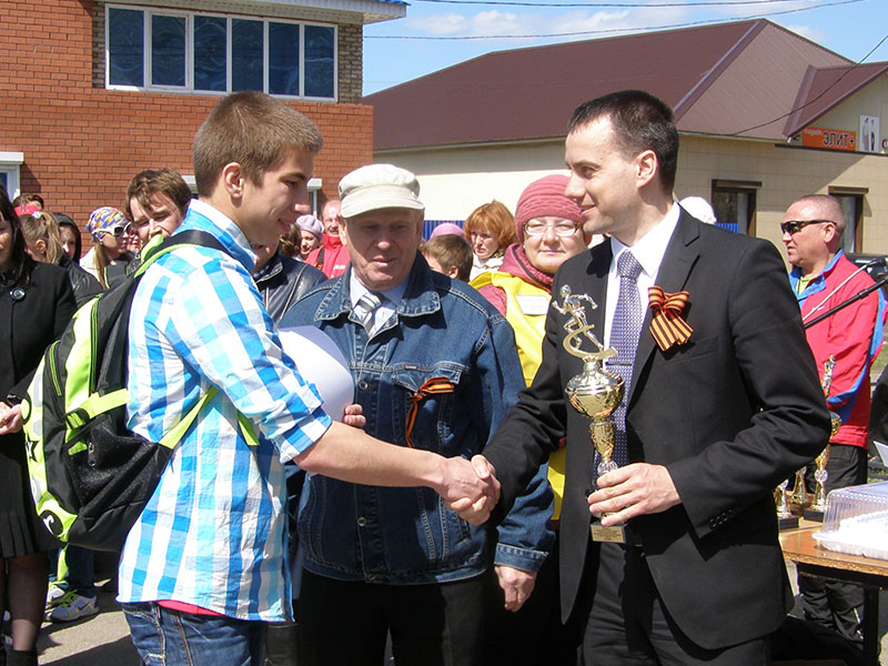 Александр Грачев вручает кубок очередному победителю
