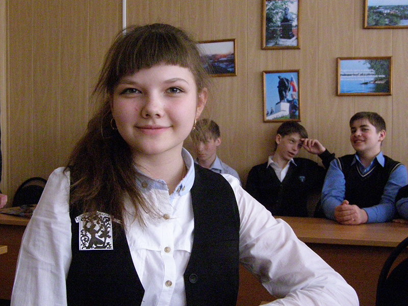 Дарья Михеева, участница игры-конкурса, с удовольствием приобщилась к истокам Каслинского промысла