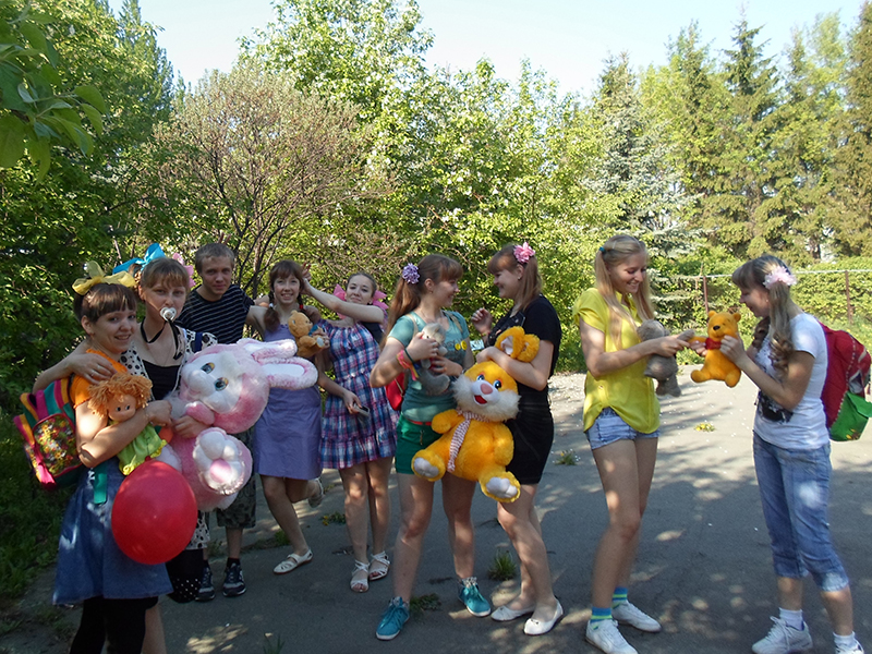 Багарякские одиннадцатиклассники празднуют День детсва