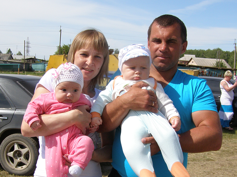 Оксана Каримова с дочкой Дианой и Александр Кутасин с четырехмесячным сыном Димой