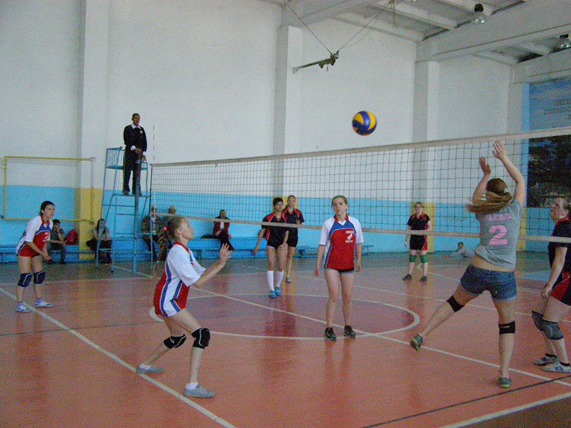 Волейбольный поединок между девушками города Касли и поселка Вишневогорск