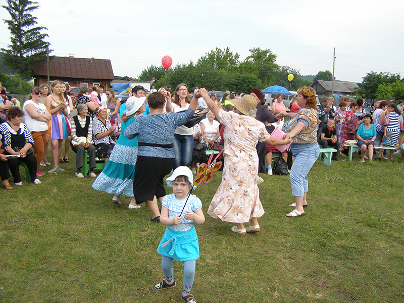 Поляна, где развернулся праздник, превратилась в большую танцевальную площадку