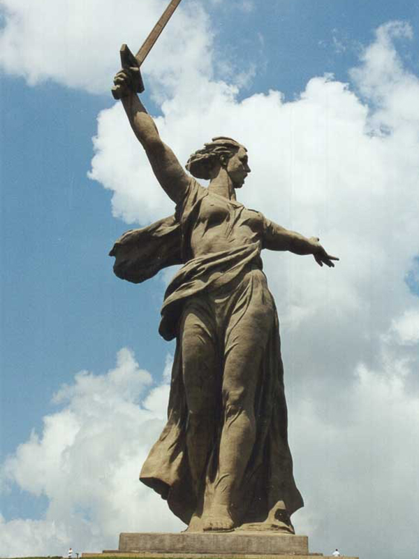 На Мамаевом кургане в Волгограде скульптура «Родина-мать зовет!»