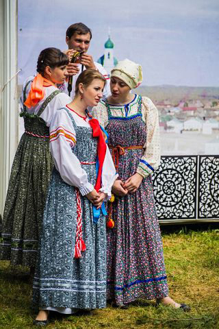 Девушки в народных костюмах у Каслинского павильона (фото Е. Шагиной)