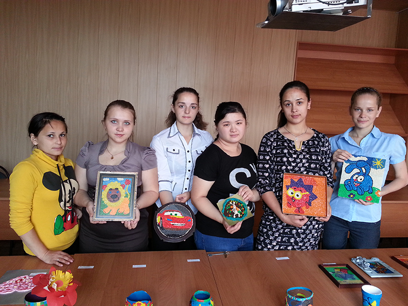 Девушки из группы «Дошкольное образование», 3-й курс, демонстрируют свои работы из цветного пластилина