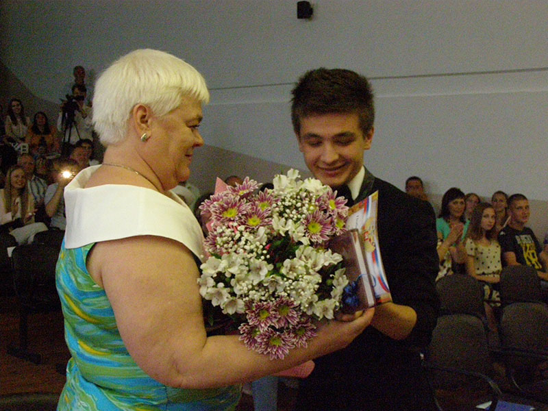 Цветы любимому классному руководителю Марине Алексеевне Кореневской вручает Павел Александров