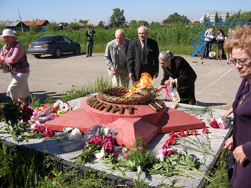 Ветераны В. С. Прыкин, А. П. Мухин и Л. Маджар возлагают цветы