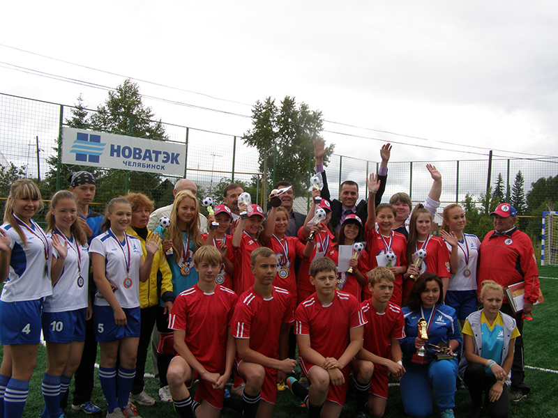 Футбольные команды Тюбукской школы №3, их тренеры и гости на открытии площадки