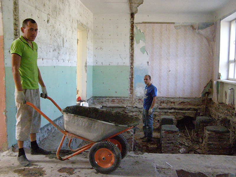 Рабочие подрядной организации ООО «Стройкомплюс» приводят в порядок помещение детского сада