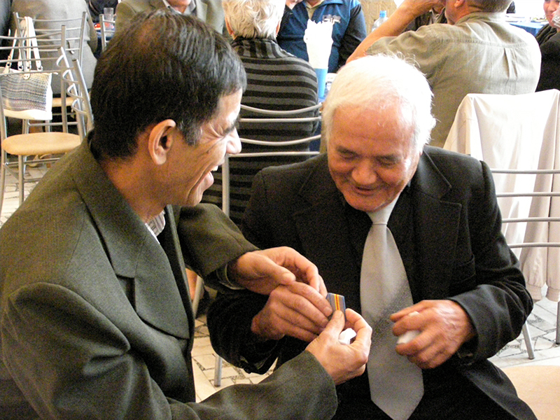 Ветеран-афганец Хамид Абдукаюмов (справа), не скрывая радости и гордости, надел памятную медаль на грудь