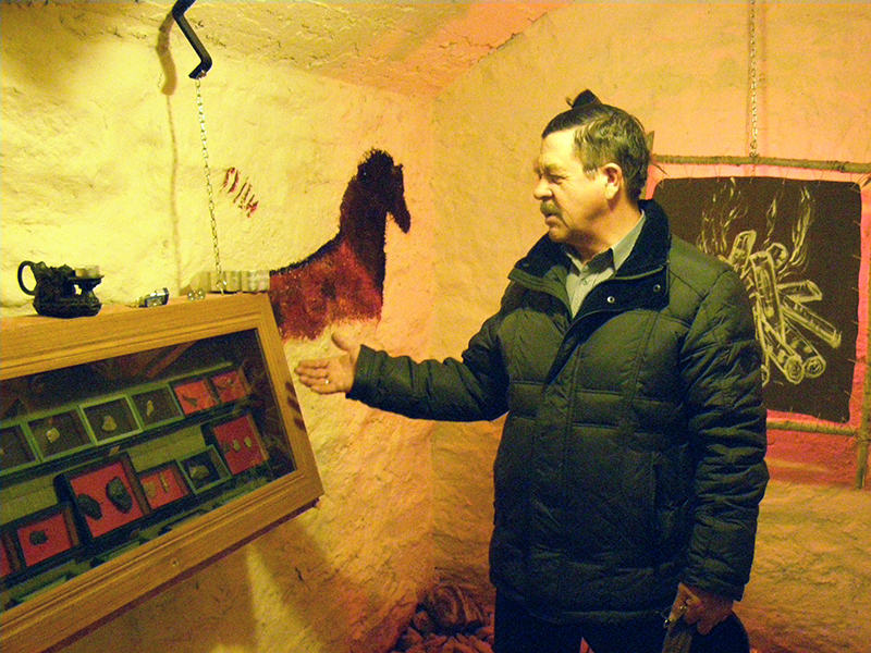 Александр Геннадьевич Каллистов у витрины с археологическими экспонатами