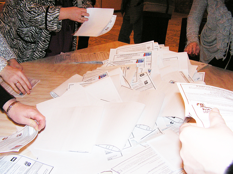 Участковая избирательная комиссия ведет подсчет голосов (Фото из архива редакции)
