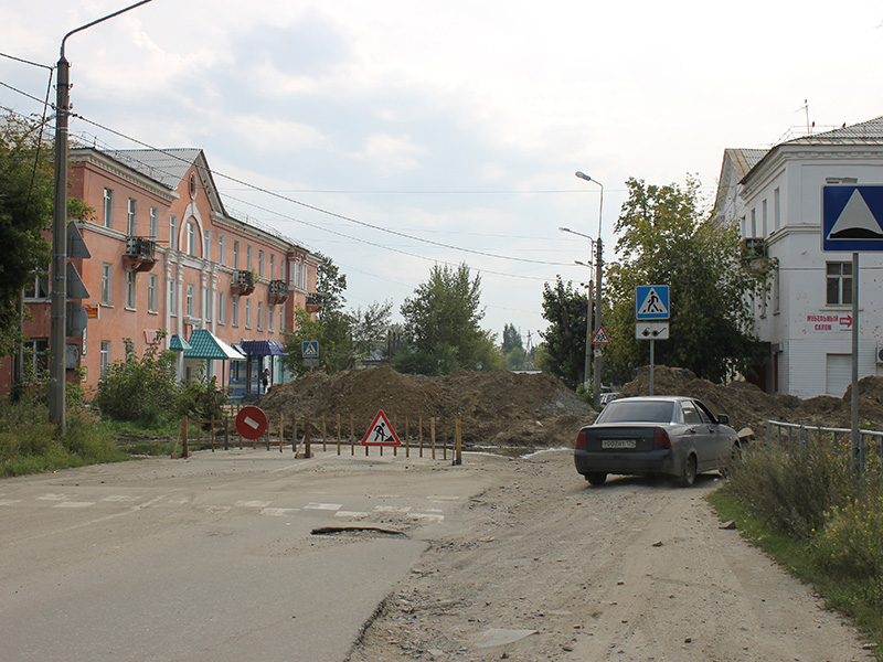 Улица Лобашова перекрыта для проезда уже на протяжении месяца
