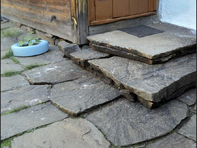 Двор из каменных плит и каменные ступени входа в сенки дома. Тип дворов каслинских старообрядцев (кержаков)