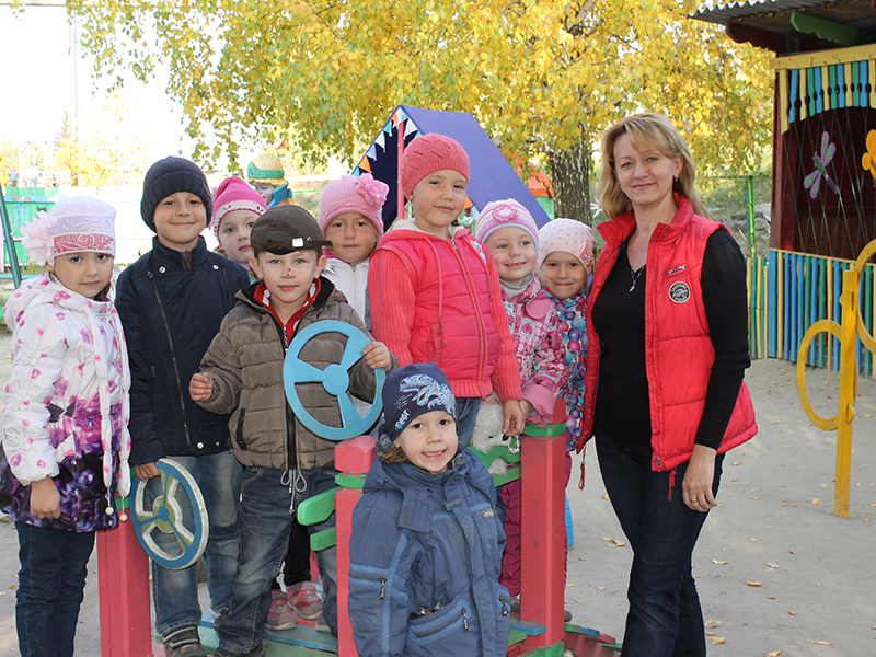Воспитатель Инга Германовна Кочеткова с детьми старшей группы