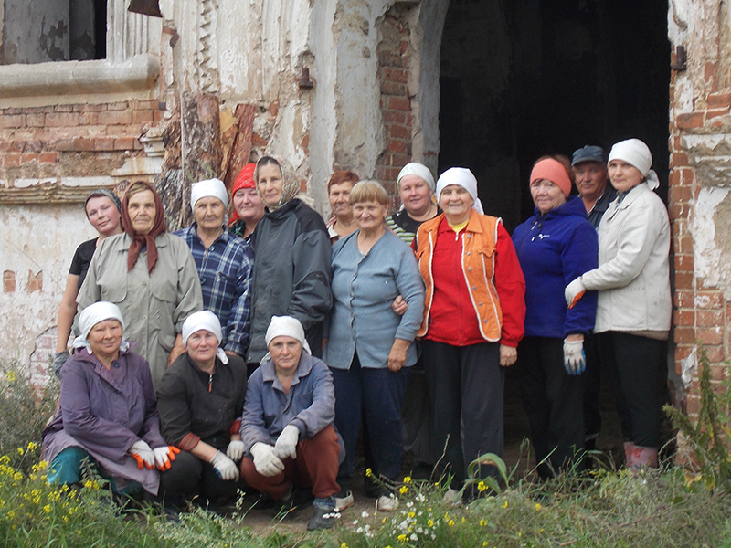 Участники субботника на уборке Юшковского храма