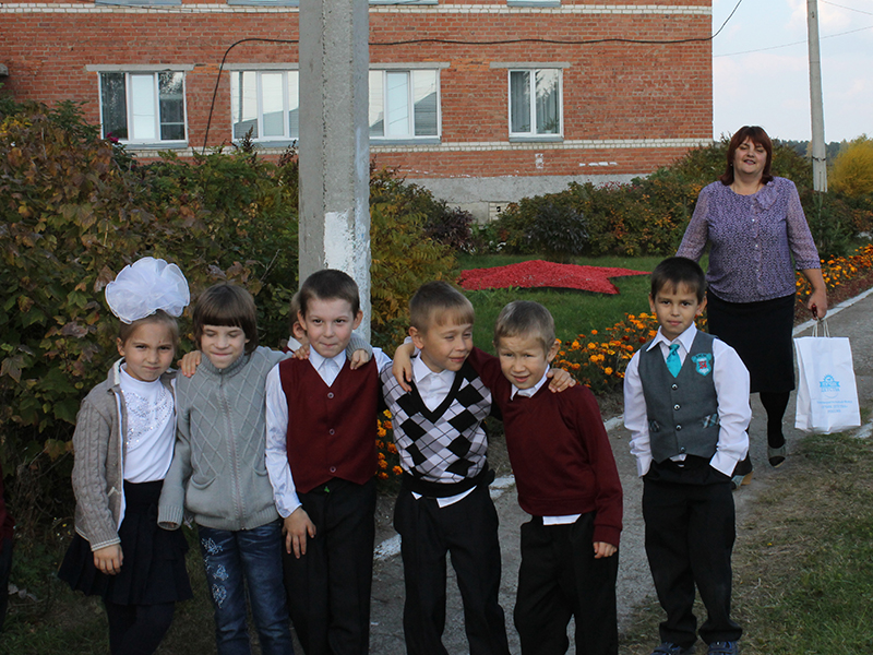 Младшие воспитанники детского дома со своим воспитателем Людмилой Николаевной Злоказовой