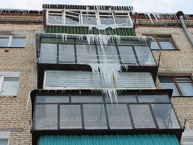 После обильного снегопада вперемешку с каплями дождя кровли и балконы многоквартирных домов оказались сплошь увешаны громадными сосульками, образовав ледяные сталактиты