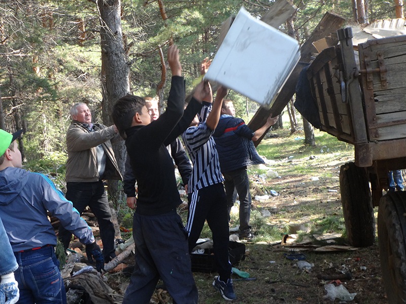 Ребята из «Подроста» очистили часть леса от мусора