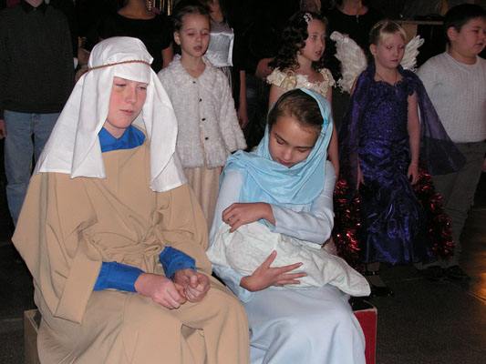 Ученики Воскресной школы в роли Иосифа и Марии с младенцем Иисусом