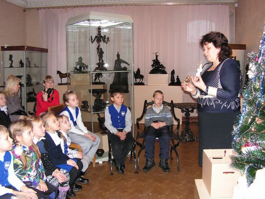 О новогодних традициях и истории елочных игрушек узнали учащиеся 1 «г» класса школы №27 на лекции в музее