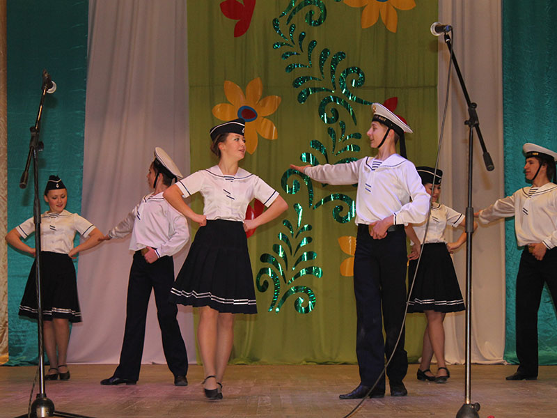 На сцене Тюбукский детский хореографический коллектив «Рассвет» с матросским танцем. Руководитель Наталья Бритвина