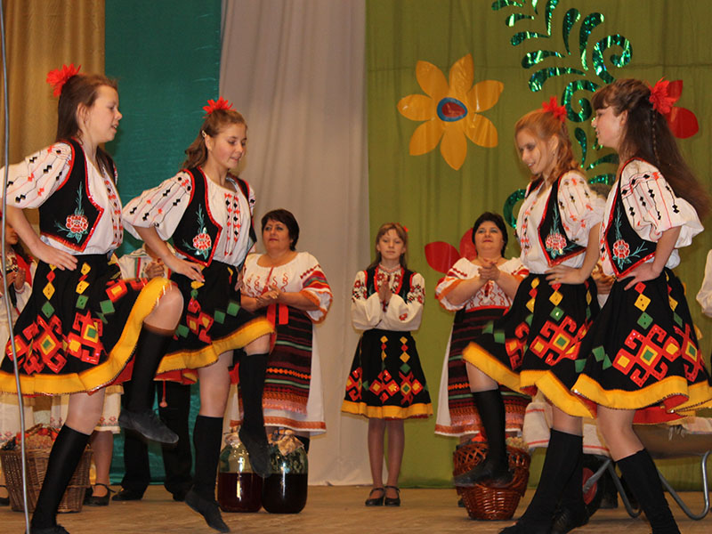 Зажигательный молдавский танец исполняют представители Шабуровского поселения 