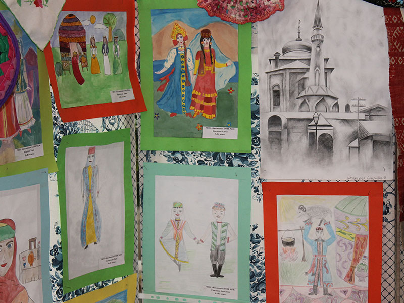 Представленные в рамках фестиваля рисунки на мусульманскую тематику, выполненные учащимися школ №24 и 27