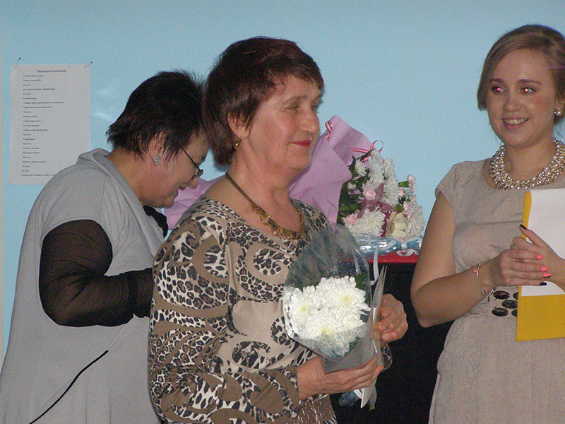 Татьяна Григорьевна Серикова (в центре)