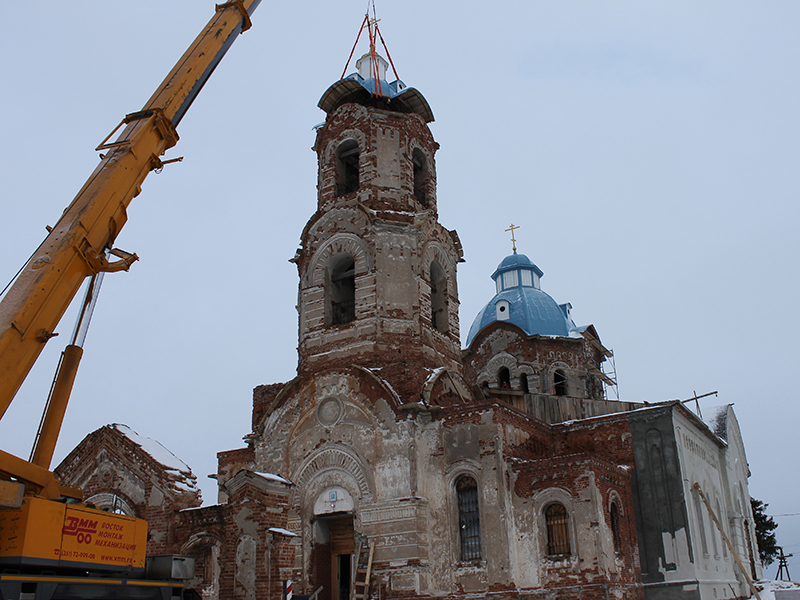 Спустя 80 лет крест и купол вновь установлены на главу звонницы