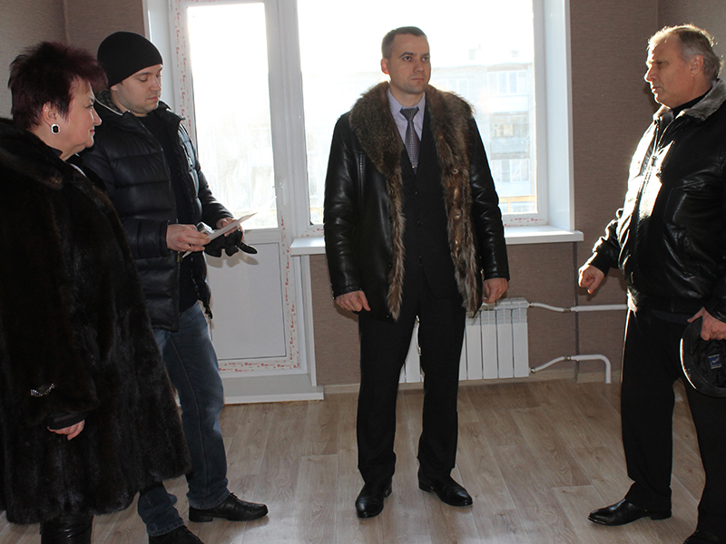Лариса Лобашова, Александр Грачев, Виктор Щербаков в квартире новосела — врача-хирурга Александра Шашкова (на фото второй слева)