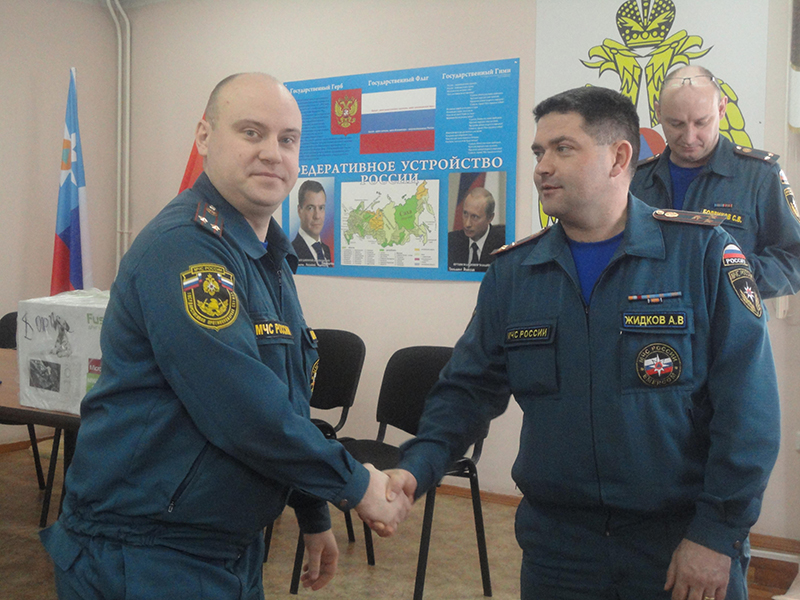 Евгений Широков (60 ПСЧ г. Касли) получает поздравления за 2-е место от начальника Каслинского гарнизона Алексея Жидкова