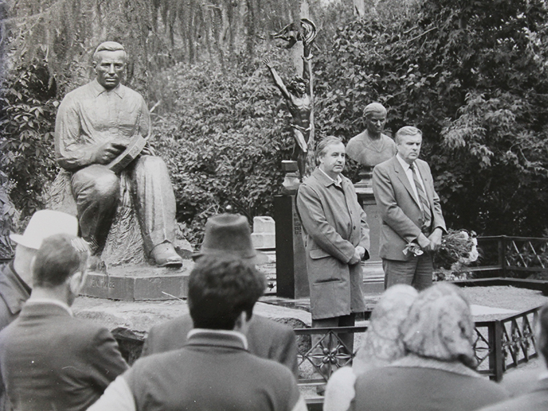 Открытие на кладбище памятника скульптору А. Гилеву. 1988 г.
