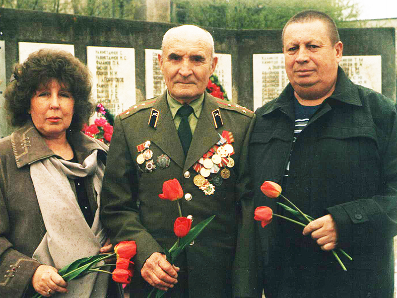Александр Набиевич Абдуллин, ветеран Великой Отечественной войны, с сыном и снохой на праздновании 60-летия Победы, 9 мая 2005 года
