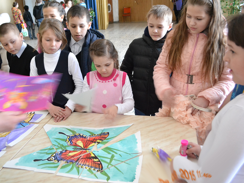 Перед началом фестиваля дети знакомятся с выставками в фойе Дворца культуры