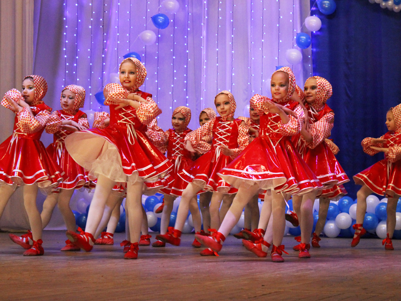 Танец «Матрешки» исполняет младшая группа коллектива «Улыбка»