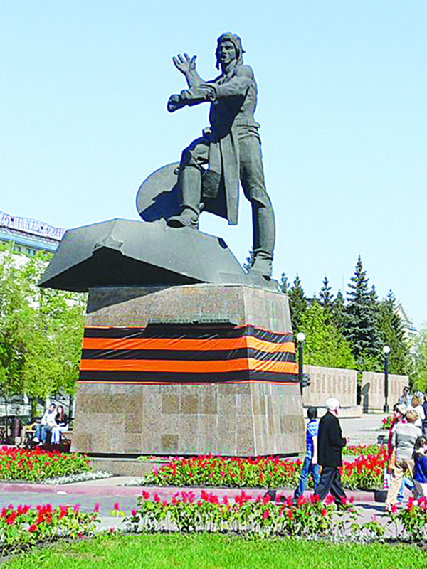 Памятник добровольцам-танкистам в г. Челябинске
